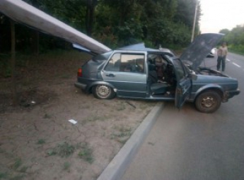 В Запорожье на авто с коммунальщиками упал столб: есть пострадавшие