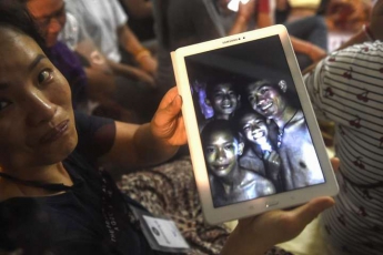 Заблокированные в тайской пещере дети написали письма родителям