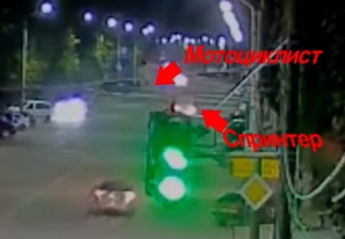 Опубликовано видео, на котором Мерседес врезался в мотоцикл на центральном проспекте