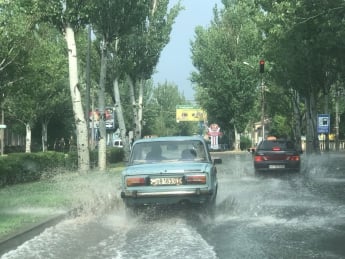 В Мелитополе после дождя улицы превратились в реки (ФОТО, ВИДЕО)