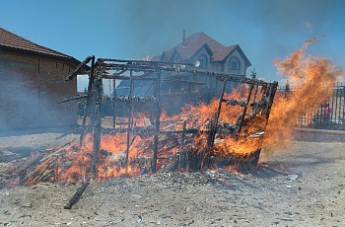В Бердянске на побережье за день произошли сразу два пожара (фото)