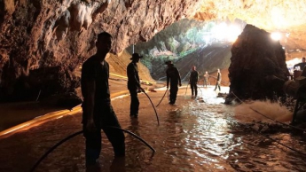 Операцию по спасению детей из пещеры в Таиланде приостановили на 10 часов