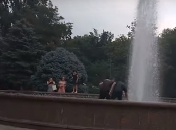 За заплывом в фонтане подростков наблюдали и не вмешивались десятки горожан (видео)