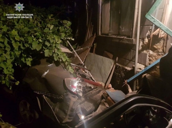 В Одессе машина врезалась в стену дома: погиб ребенок (фото)