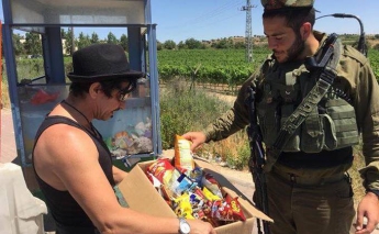 40°С в тени: израильтянин развозит солдатам мороженое - видео