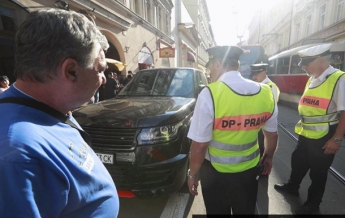 В Праге авто с украинскими номерами заблокировало трамвай