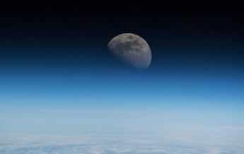 NASA показало красочный снимок снятой с МКС Луны