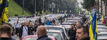 В Киеве сотни «евробляхеров» заблокировали правительственный квартал