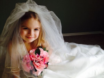 Свадебный фотограф побил жениха из-за того, что невесте было всего 15 лет