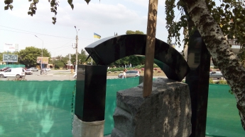 В Мелитополе вандал залез на памятник чернобыльцам и разрушил его (фото)