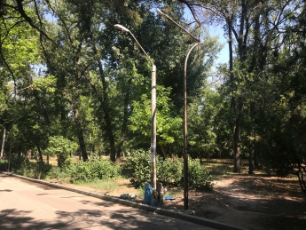 В центральном парке Мелитополя устанавливают скандальные световые опоры (фото)
