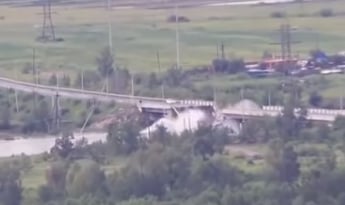 В России в результате масштабного паводка смыло мост: в сеть попало видео