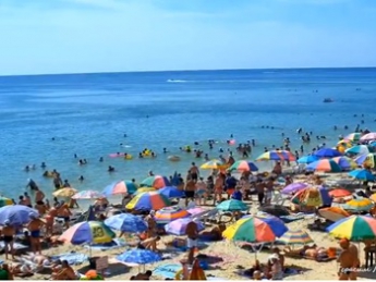 В Кирилловке на пляжах не протолкнуться - курортный сезон в самом разгаре (видео)