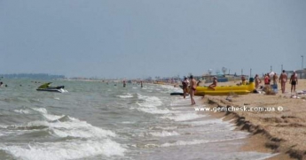 В Геническе отдыхающие поспешно покинули пляж (видео)
