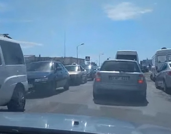 В Кирилловке пробки из-за наплыва отдыхающих (видео)