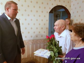Мэр поздравил с днем рождения Почетного гражданина Мелитополя