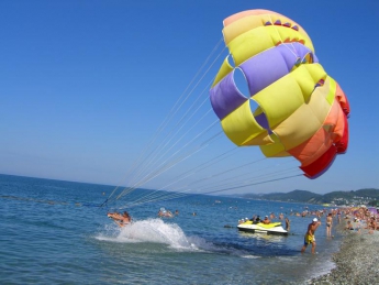 В Кирилловке девушку, которую едва не унесло на парашюте, спасали всем пляжем (ВИДЕО)