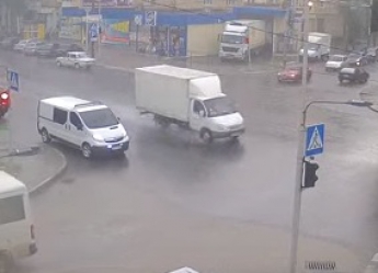 Водитель Опеля едва не протаранил два авто на центральном проспекте (видео)