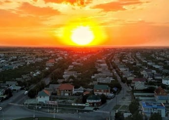 Солнечный закат в Мелитополе преобразил город до неузнаваемости (фото)
