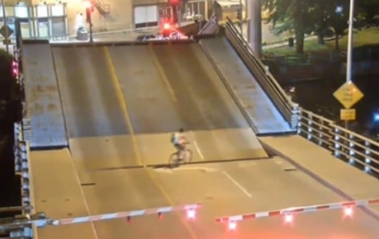 В США велосипедистку чудом не раздавил мост (видео)