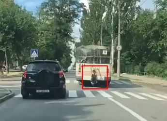 Видео дня: с ветерком - в Запорожье подросток «зайцем» прокатился на троллейбусе