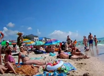 Как селедки в бочке - пляжи в Кирилловке забиты до отказа (видео)