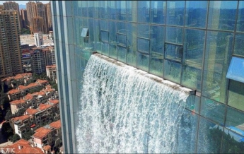 В Китае на небоскребе создали 100-метровый водопад (фото, видео)
