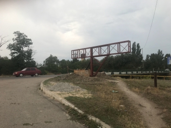 На въезде в Мелитополь начался монтаж стелы (фото)