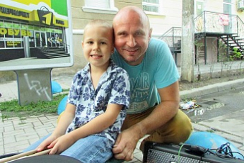 Пятилетний уличный музыкант собирает толпы людей на запорожском курорте (ВИДЕО)