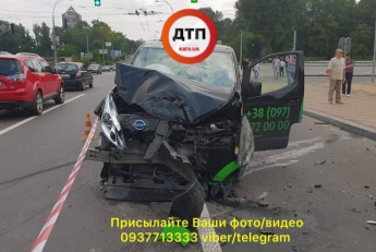 Смертельное ДТП в Киеве: машину "отбросило" в пешеходов (фото)