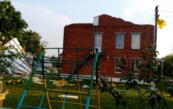 Под Харьковом ветер снес с детсада новую крышу (фото)