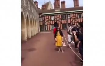 Королевский гвардеец пнул делающую селфи туристку (видео)