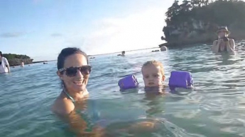 Ці мама і дочка просто купаються? А тепер придивіться уважніше до води за їх плечима (видео)
