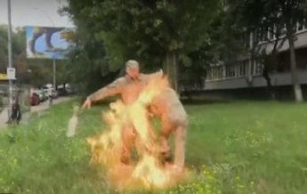 Военный устроил самосожжение возле Минобороны (видео)
