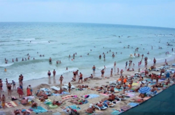Пляжи Кирилловки и Бердянска забиты "под завязку" несмотря на непогоду (фото)