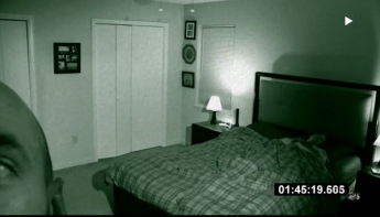 Хлопець перед тим, як лягти в ліжко, встановлює приховану камеру. Те, що вона зняла, вас явно шокує! (видео)