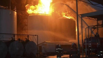 В России горит завод по переработке нефти