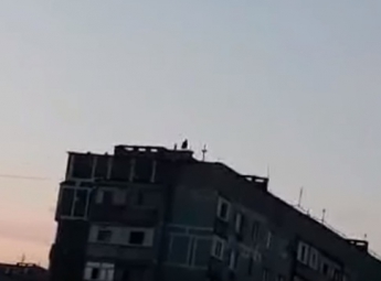 Опасные игры на крыше девятиэтажки устроили несовершеннолетние (видео)