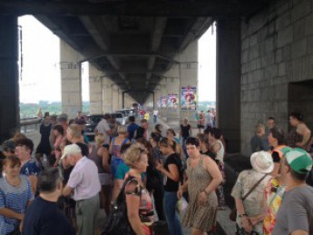 Жители Хортицы парализовали движение в час-пик, перекрыв в знак протеста мост