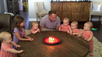 Батько 6 дівчаток задув свічки на торті — реакція маляток просто неймовірна! (видео)
