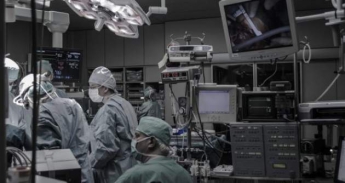 Украинские хирурги успешно провели первую в мире операцию по восстановлению ногтевой фаланги (фото)