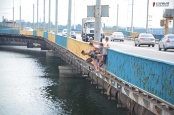 Опасное развлечение: подростки прыгали с моста ДнепроГЭСа (фото)