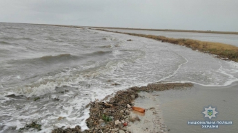 Почти полсотни отдыхающих на Азовском побережье оказались отрезанными от материка (фото)