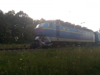 Поезд Киев - Бердянск снес легковое авто, есть жертвы (фото)