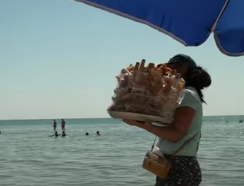Чем торгуют продавцы на пляжах в Кирилловке (видео)