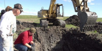 Фермер копав канаву у себе на подвір'ї та раптом натрапив на дуже незвичайну знахідку ..(видео)