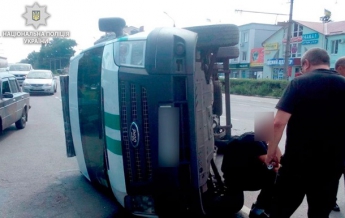 В Полтаве инкассаторское авто столкнулось с полицейским и перевернулось