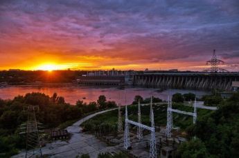В сети показали необычный закат в Запорожье (ФОТО)