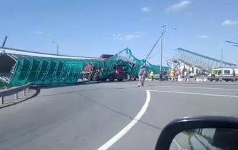 Снос моста самосвалом показали на видео