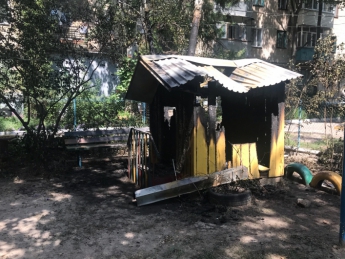 Мэр поручил поставить новый домик вместо сгоревшего на детскую площадку (видео)